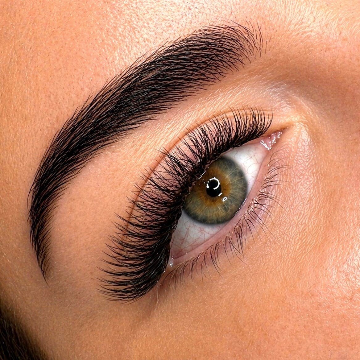 Primer plano de una mirada con extensiones de pestañas realizadas en Lash Beauty Málaga